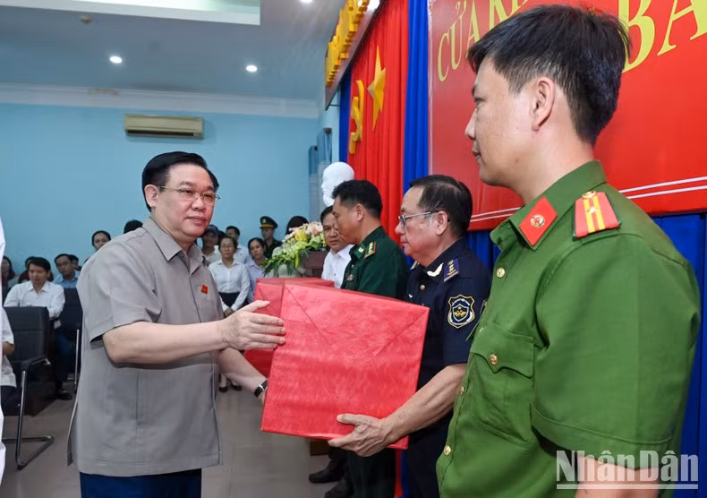 Dinh Hue entrega regalos a los oficiales en la puerta fronteriza internacional de Moc Bai. Dinh Hue entrega regalos a los oficiales en la puerta fronteriza internacional de Moc Bai.