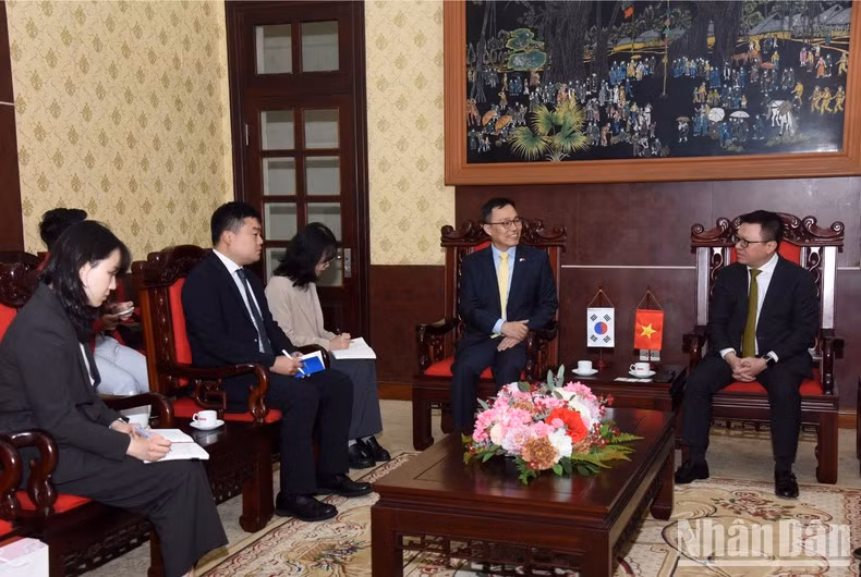 Choi Young Sam, embajador surcoreano en Hanói, habla en el evento