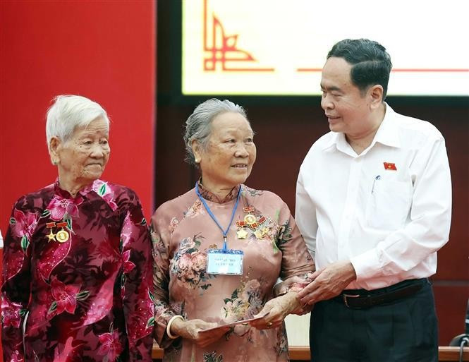 El presidente de la Asamblea Nacional de Vietnam, Tran Thanh Man, entrega obsequios a contribuyentes a la revolución. (Foto: VNA)