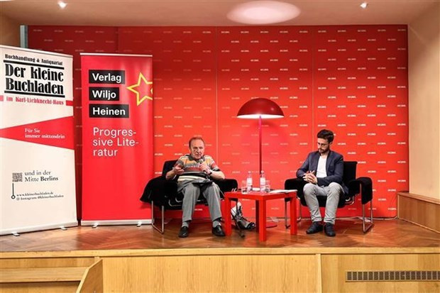 El periodista alemán Hellmut Kapfenberger (izquierda) en la ceremonia de lanzamiento del libro. (Foto: VNA)