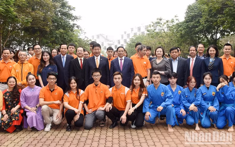 El primer ministro vietnamita y profesores y alumnos de la Universidad de FPT.