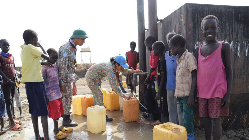 Oficiales del Cuerpo de Ingenieros del Ejército de Vietnam guían a los residentes para conseguir agua potable.