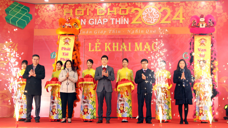 En la inauguración de la feria (Foto: daibieunhandan.vn)