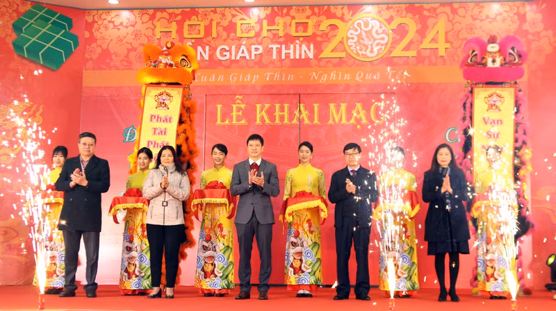 En la inauguración de la feria (Foto: daibieunhandan.vn)