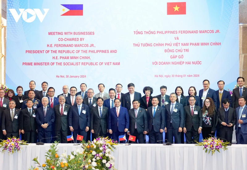El primer ministro Pham Minh Chinh y el presidente filipino Ferdinand Romualdez Marcos Jr. con empresas de ambos países. (Foto: VOV)