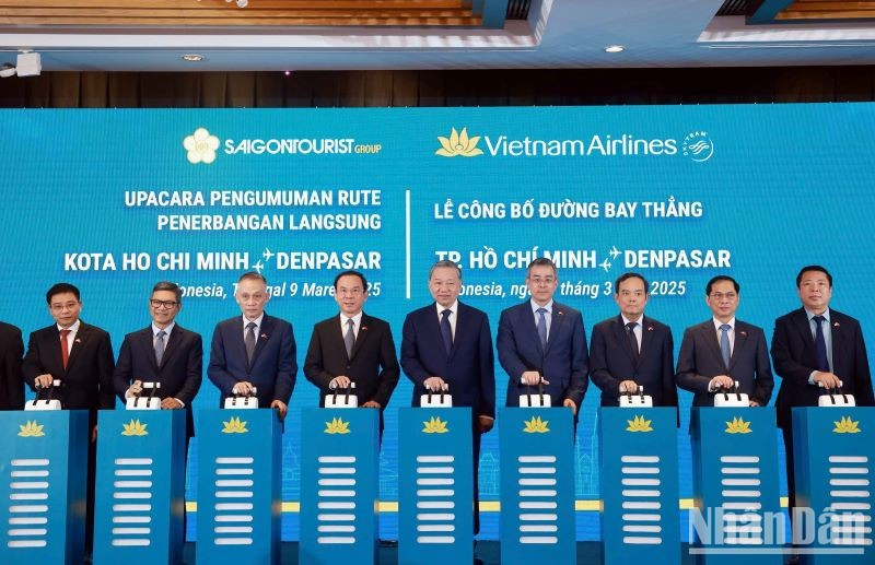 El secretario general To Lam y los delegados realizan el acto de inauguración de la ruta directa que conecta Ciudad Ho Chi Minh y Denpasar. (Foto: Nhan Dan)