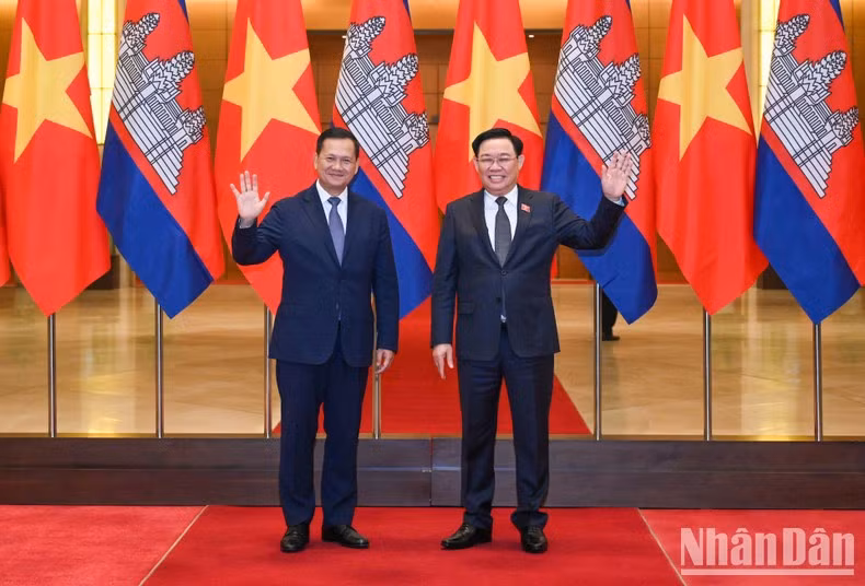 El presidente de la Asamblea Nacional de Vietnam, Vuong Dinh Hue, y el primer ministro de Camboya, Samdech Moha Bovor Thipadei Hun Manet.