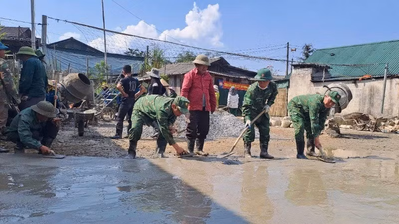 El 12 de marzo, los oficiales y soldados de la estación de guardia fronteriza de Na Ngoi y los residentes locales construyeron un patio de hormigón para la casa cultural de la aldea Phu Kha 2, en la comuna de Na Ngoi, distrito de Ky Son.