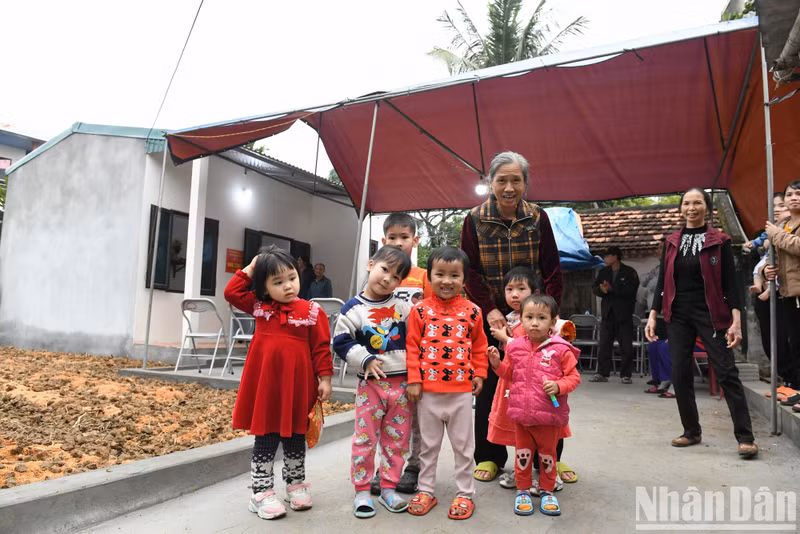 Las familias beneficiarias no pudieron ocultar su gratitud por el noble gesto de los benefactores.