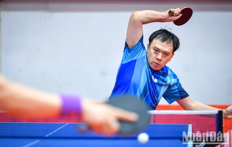 Un fuerte golpe del jugador Ngo Viet Anh, del periódico Nhan Dan (Pueblo).