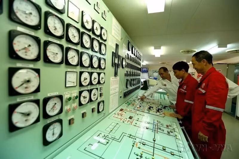 Expertos rusos y vietnamitas en la sala de control recibiendo y exportando petróleo a bordo del barco Vietsovpetro - 01. (Foto:VNA)