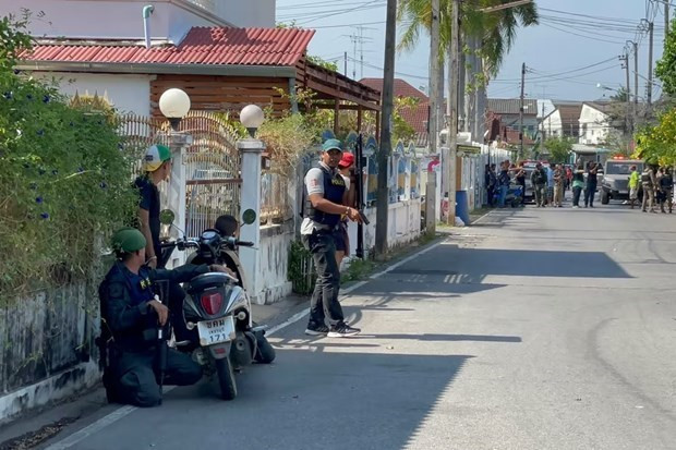 La policía tailandesa rodeó la casa durante un tiroteo en Phetchaburi el mes pasado (Foto: AP)