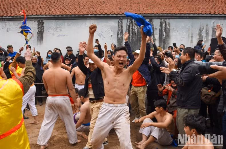 La alegría de los aficionados cuando su equipo de cinturón azul logra poner el balón en el hoyo.