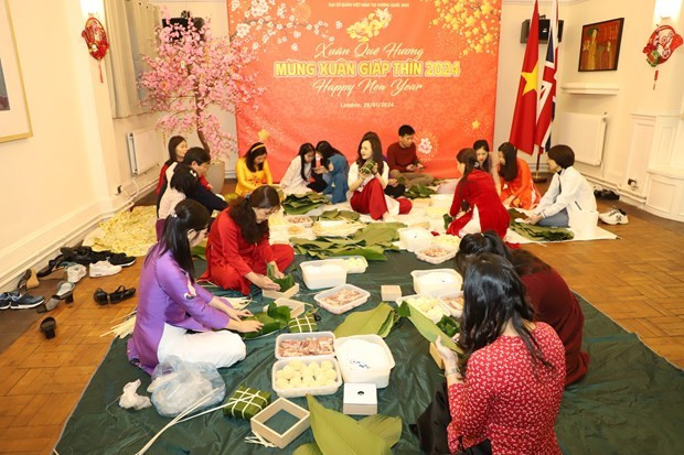 Concurso de elaboración de banh chung (pastel cuadrado de arroz glutinoso) (Foto:VNA)