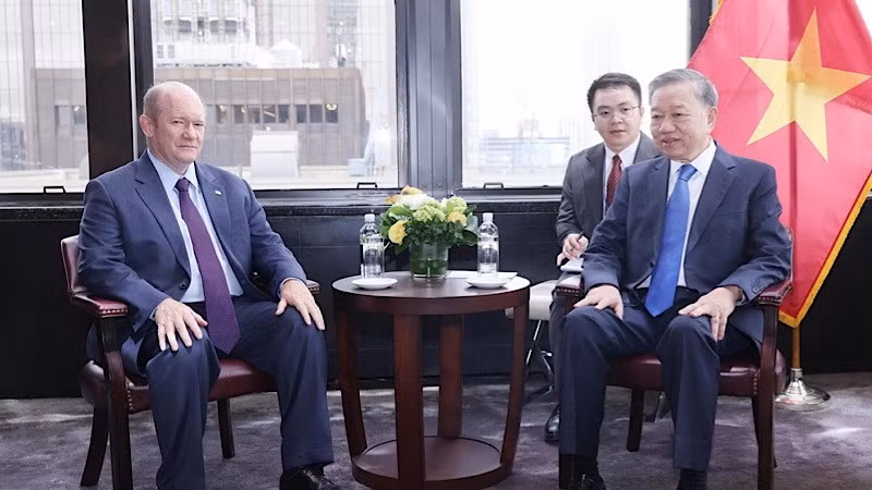 To Lam recibe al senador estadounidense, Chris Coons.