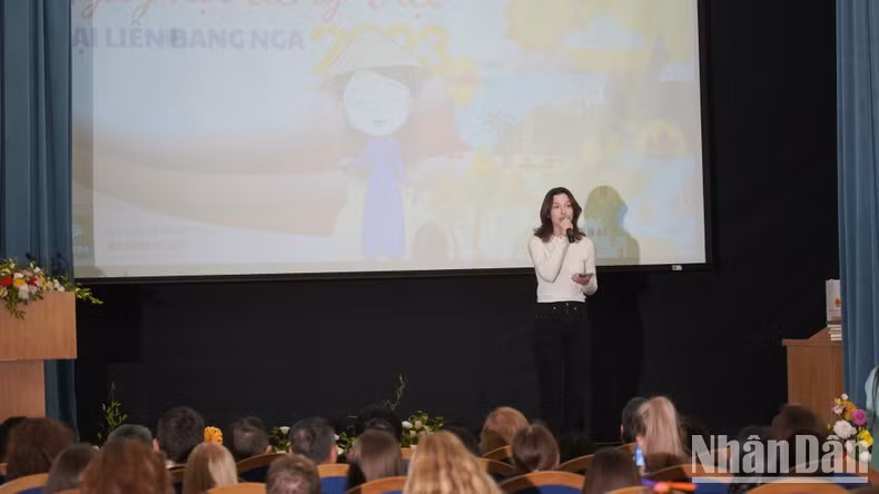 Estudiantes rusos interpretan una canción en idioma vietnamita. (Foto: Xuan Hung) Estudiantes rusos interpretan una canción en idioma vietnamita. (Foto: Xuan Hung)