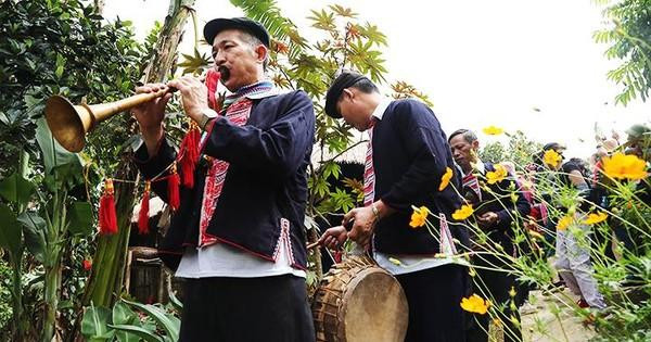 La familia del novio y la banda de música ceremonial en camino a la casa de la novia.