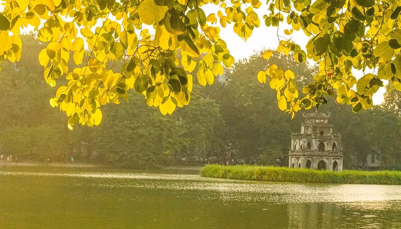 Una tarde de otoño en el lago Hoan Kiem.