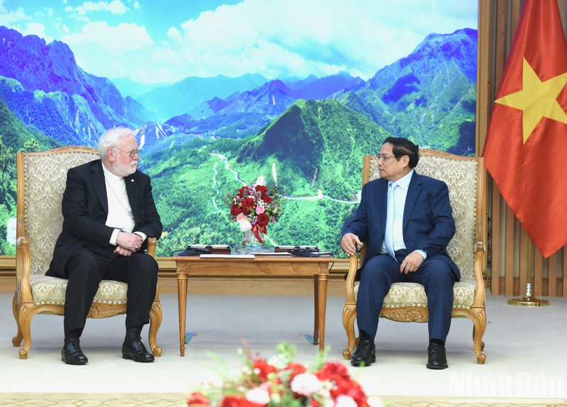 El primer ministro de Vietnam Pham Minh Chinh y el arzobispo Paul Richard Gallagher (Foto: Nhan Dan)