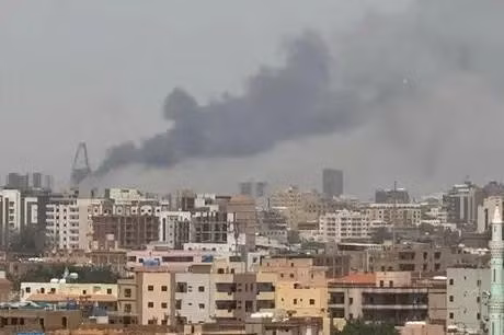 Columnas de humo se elevan durante los enfrentamientos en Jartum, Sudán (Foto: Reuters)
