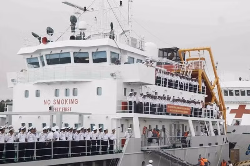 El Alto Mando de la Región Naval 4 organiza una ceremonia para despedir a una delegación de trabajo que visitará el distrito insular de Truong Sa (Spratly), a medida que se acerca el Tet (Foto: VNA)
