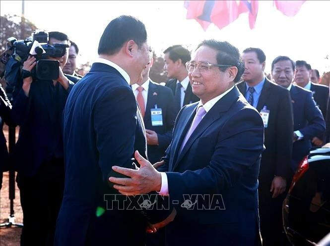 El primer ministro vietnamita, Pham Minh Chinh, (D) y su homólogo laosiano, Sonexay Siphandone, asistieron al acto de inicio de construcción del Parque de la Amistad Laos – Vietnam en Vientiane. (Foto: VNA)