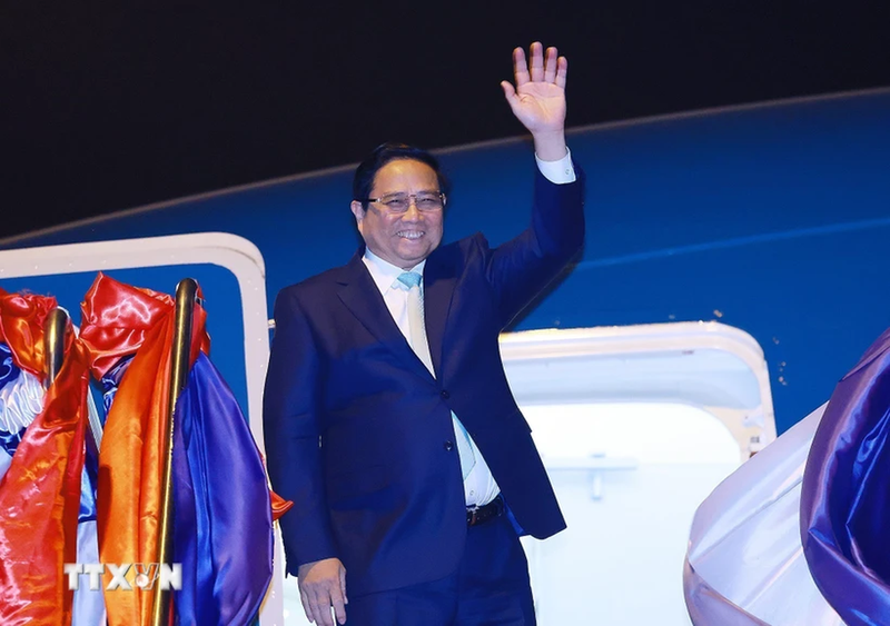 El primer ministro vietnamita, Pham Minh Chinh, partió de Vientiane hacia Hanoi, concluyendo con éxito su visita a Laos. (Foto: VNA)