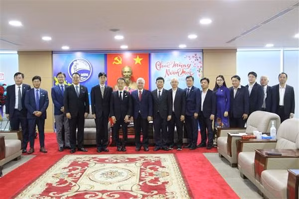 El director general del grupo japonés Tokyu, Takahashi Kazuo, y dirigentes de la provincia de Binh Duong (Fotografía: VNA)