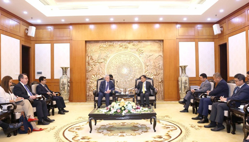 El jefe de la Comisión de Relaciones Exteriores del Partido Comunista de Vietnam, Le Hoai Trung, recibe en Hanói al canciller chileno, Alberto Van Klaveren. (Foto: VNA)