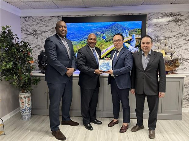 Representantes de la Oficina Comercial de Vietnam en Estados Unidos y del Departamento de Comercio del Estado de Maryland tomaron fotografías de recuerdo (Foto:VNA)