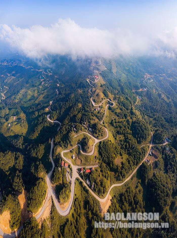 La majestuosa belleza de la zona turística con caminos sinuosos y colinas verdes.