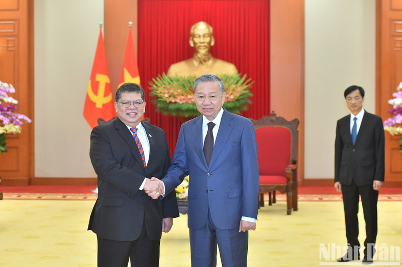 El secretario general del Partido Comunista de Vietnam, To Lam (derecha), recibe al presidente de la Cámara de Representantes de Malasia, Tan Sri Dato' Johari bin Abdul. (Foto: Nhan Dan)