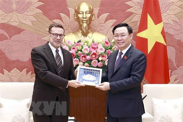 Presidente de la Asamblea Nacional, Vuong Dinh Hue, entrega regalos al embajador Andrew Goledzinowski (Fotografía: VNA)