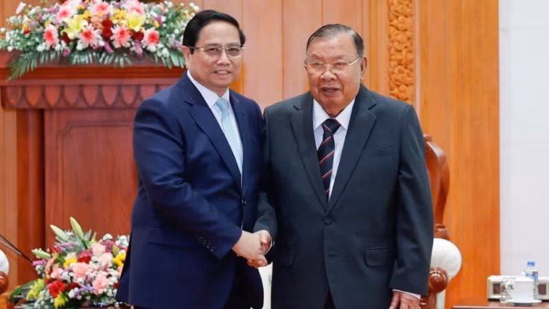 El primer ministro vietnamita, Pham Minh Chinh, y Bounnhang Vorachith, exsecretario general del Partido Popular Revolucionario de Laos y expresidente del país. (Foto: VGP)
