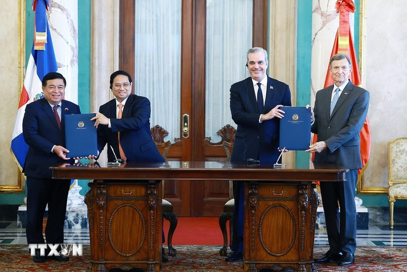 El primer ministro vietnamita, Pham Minh Chinh, y el presidente de la República Dominicana, Luis Abinader Corona, presencian la firma de un Memorando de Entendimiento para establecer un Comité conjunto para impulsar la cooperación comercial y técnica entre ambas naciones. 