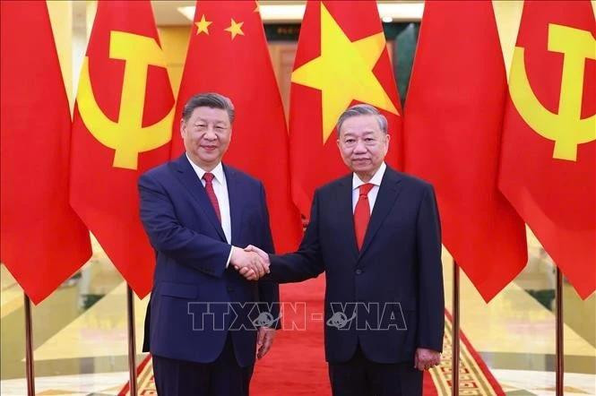 El secretario general del Partido Comunista de Vietnam, To Lam (derecha), y el secretario general del PCCh y presidente de China, Xi Jinping (Foto: VNA)