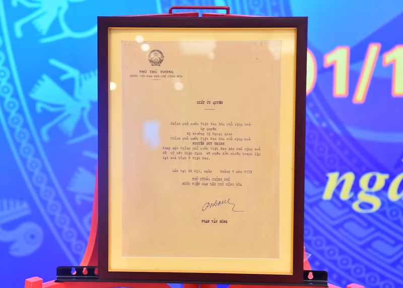 El Gobierno de la República Democrática de Vietnam autorizó al ministro de Relaciones Exteriores Nguyen Duy Trinh a firmar los acuerdos para poner fin a la guerra y restaurar la paz en Vietnam.