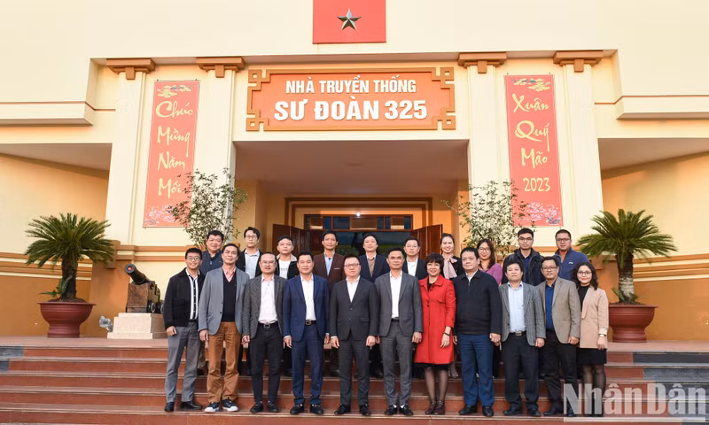 Quoc Minh y los delegados toman fotos de recuerdo en la casa memorial.
