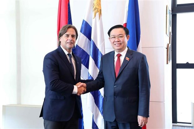 El titular de la Asamblea Nacional de Vietnam, Vuong Dinh Hue, sostuvo un encuentro con el presidente uruguayo, Luis Lacalle Pou (Foto: VNA)