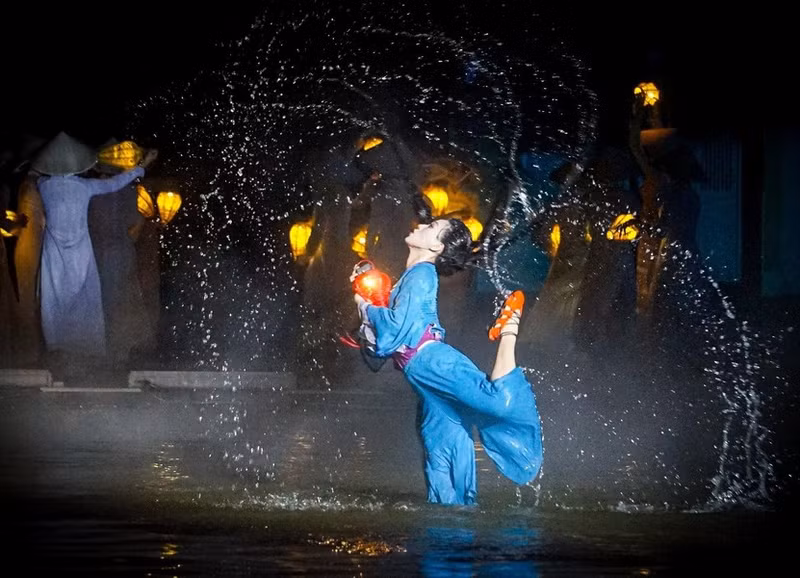 El programa revive la vida cotidiana en Hoi An el el siglo XVI con la imagen de una muchacha que suelta faroles de flores en el río Hoai por la noche para rezar por el regreso de su amante que faena en alta mar. El programa revive la vida cotidiana en Hoi An el el siglo XVI con la imagen de una muchacha que suelta faroles de flores en el río Hoai por la noche para rezar por el regreso de su amante que faena en alta mar.