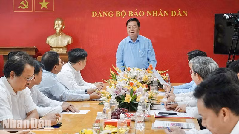 Nguyen Trong Nghia, jefe de la Comisión de Comunicación y Educación del Partido, habla en la cita