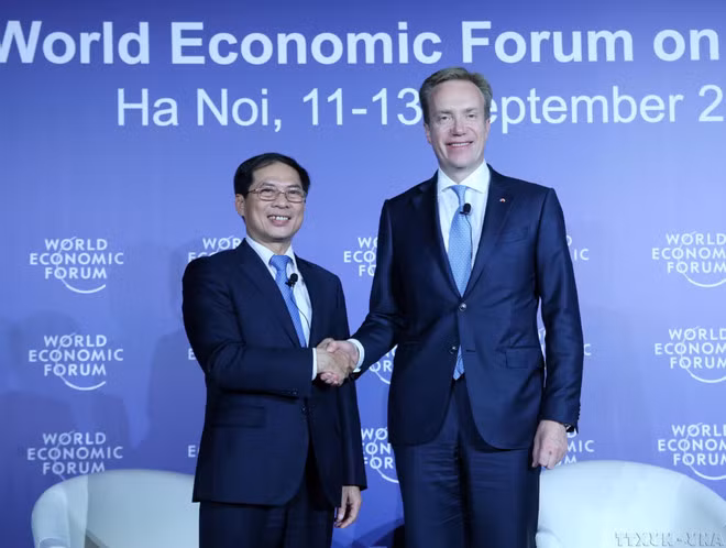 El viceministro de Relaciones Exteriores de Vietnam, Bui Thanh Son, quien también fue jefe de la Junta de Organización de FEM -Asean 2018 y Borge Brende, presidente del FEM, copresidieron una rueda de prensa para presentar las pormenores de esa reunión en Hanoi en septiembre de 2018. (Foto: VNA)