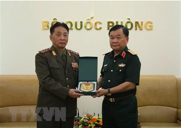 El viceministro de Defensa de Vietnam, coronel general Hoang Xuan Chien (derecha), y el agregado militar de Corea del Norte en Vietnam, coronel Kim Myong Chol (Foto:VNA)
