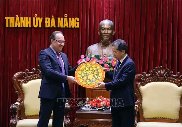 El embajador de Rusia en Vietnam, Bezdetko Gennady Stepanovich, entrega un regalo al secretario del Comité partidista de Da Nang Nguyen Van Quang. (Foto: VNA)