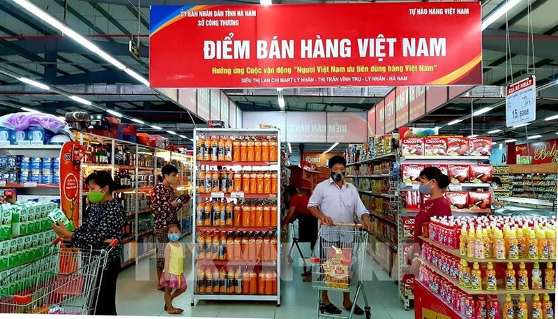 El punto de venta de productos vietnamitas en el supermercado Lan Chi Ly Nhan (Ly Nhan, provincia de Ha Nam) atrae a un gran número de compradores. (Fuente: VNA)