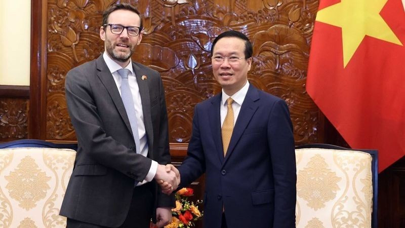 El presidente vietnamita, Vo Van Thuong, recibe al embajador británico en Vietnam, Iain Frew. (Foto: VNA)
