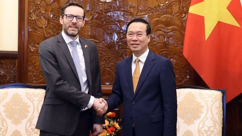 El presidente vietnamita, Vo Van Thuong, recibe al embajador británico en Vietnam, Iain Frew. (Foto: VNA)