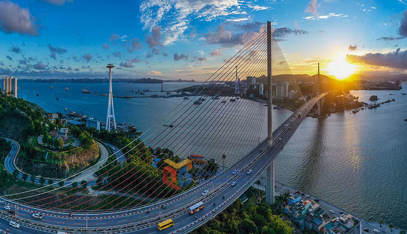 El puente de Bai Chay en el atardecer.
