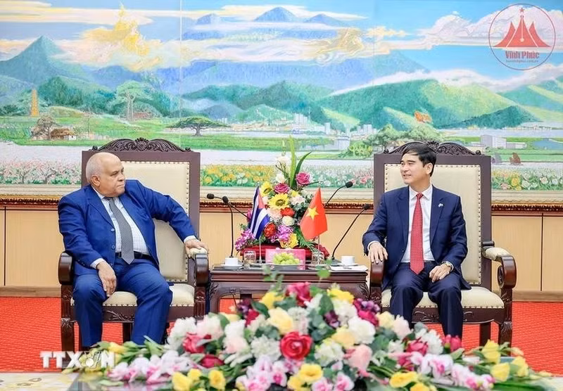En el encuentro entre el embajador de La Habana en Vietnam, Orlando Nicolás Hernández Guillén y el secretario del comité partidista en la provincia de Vinh Phuc, Duong Van An (Foto: VNA)