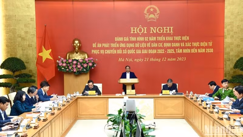 Tras dos años de ejecución del Proyecto 06, se han obtenido unos resultados iniciales positivos, con el consenso de ciudadanos y empresas, que han contribuido a cambiar los métodos de gestión y mejorar la calidad y la eficiencia de la gestión ciudadana; limitar la negatividad y la "pequeña corrupción"; ahorrar tiempo y esfuerzo; sentar una base importante para la implantación de servicios públicos en línea al servicio de las personas y las empresas, promover el desarrollo de la administración digital, la economía digital y la sociedad digital. Tras dos años de ejecución del Proyecto 06, se han obtenido unos resultados iniciales positivos, con el consenso de ciudadanos y empresas, que han contribuido a cambiar los métodos de gestión y mejorar la calidad y la eficiencia de la gestión ciudadana; limitar la negatividad y la "pequeña corrupción"; ahorrar tiempo y esfuerzo; sentar una base importante para la implantación de servicios públicos en línea al servicio de las personas y las empresas, promover el desarrollo de la administración digital, la economía digital y la sociedad digital.